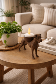 Waxinelichthouder Deense Dog in bruine uitvoering op een ronde houten tafel in een sfeervolle woonkamer